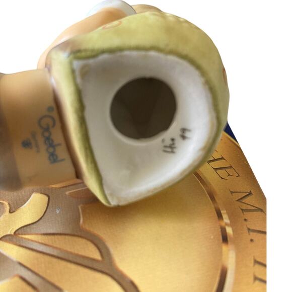 Hummel Goebel "Girl With Sheet Music" Sitting Singing Figurine #389 HL 99 - Picture 5 of 5